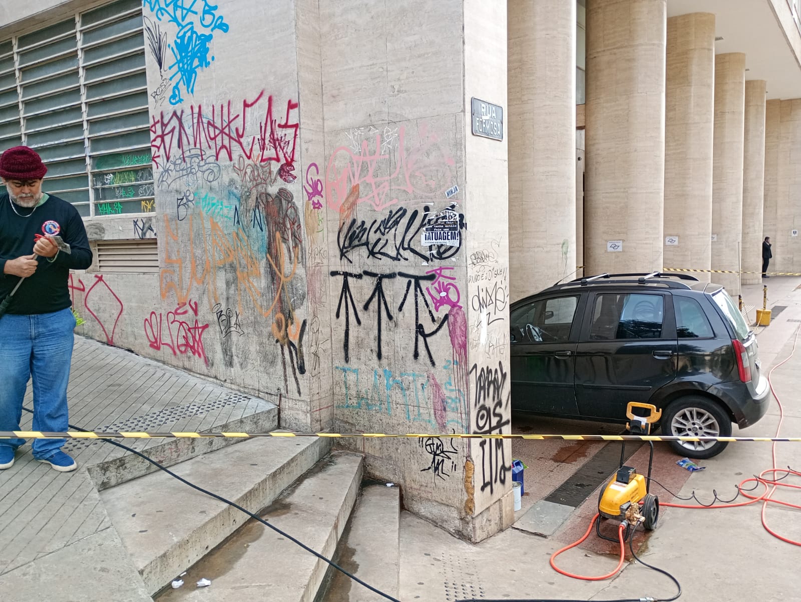 Muro residencial antes da limpeza