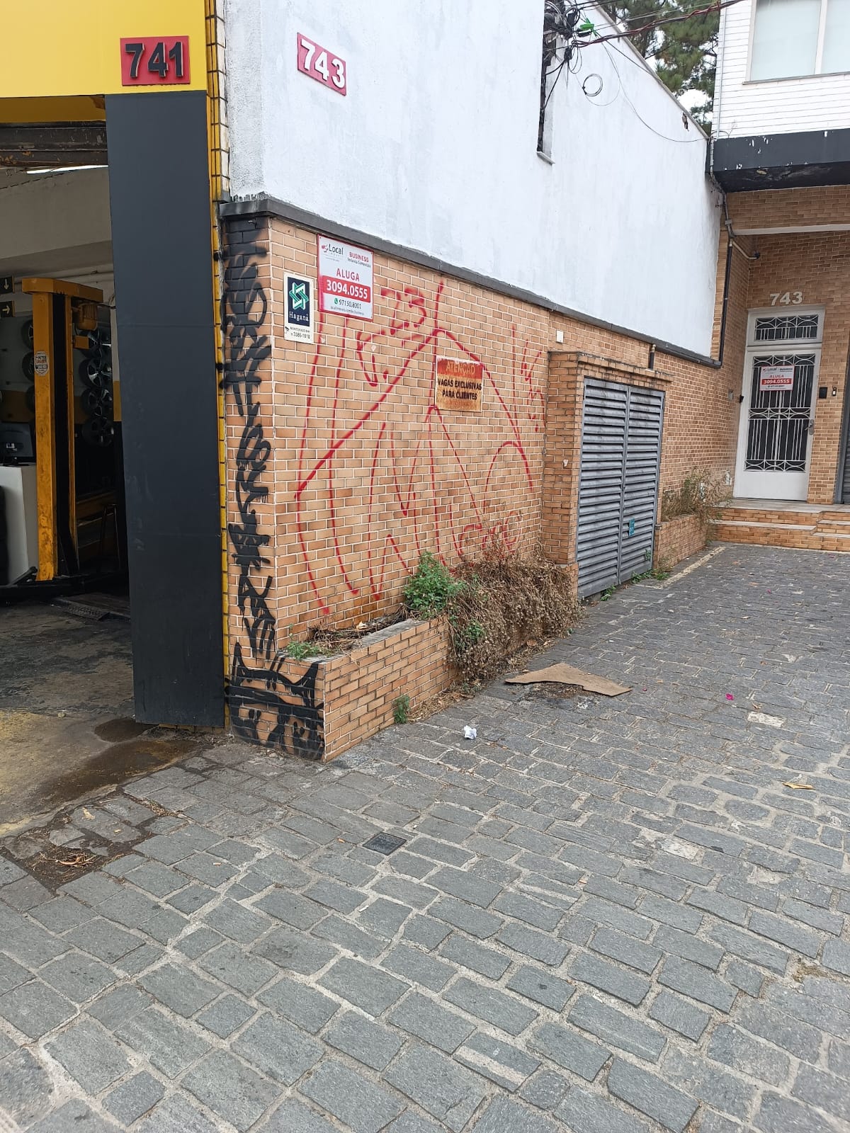 Muro residencial antes da limpeza