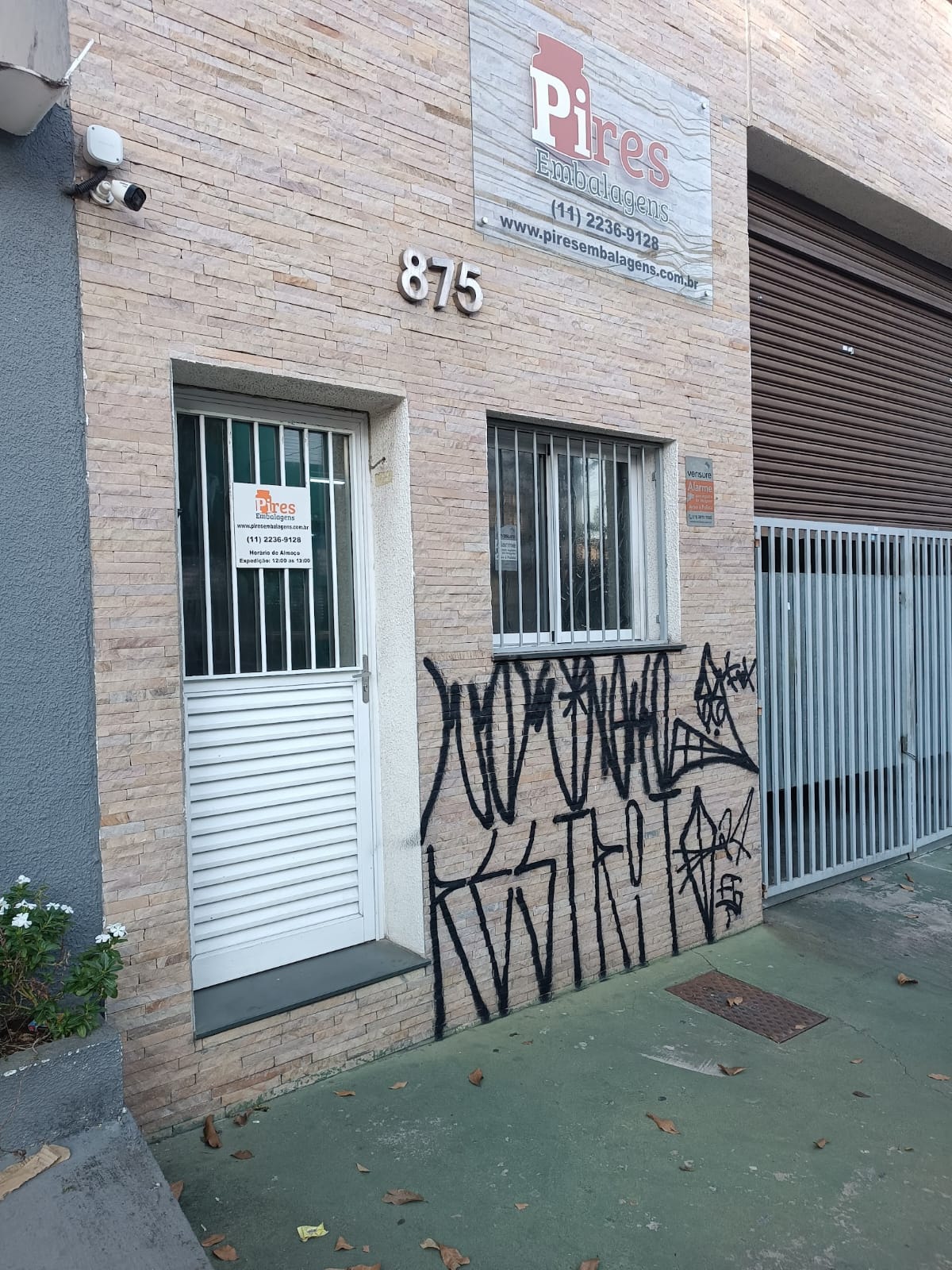 Muro residencial antes da limpeza