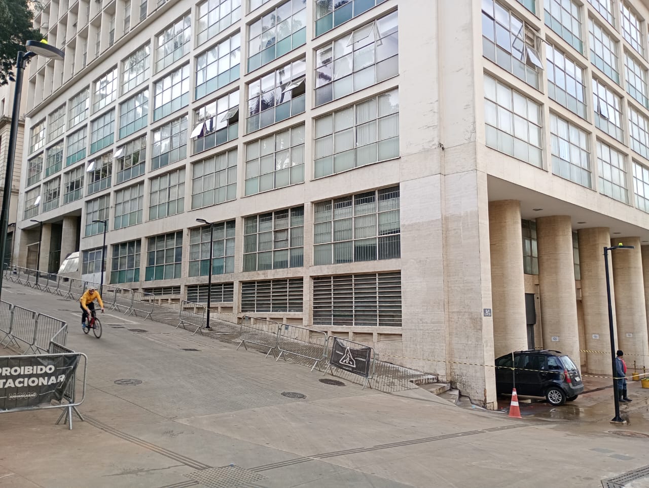 Muro residencial após limpeza