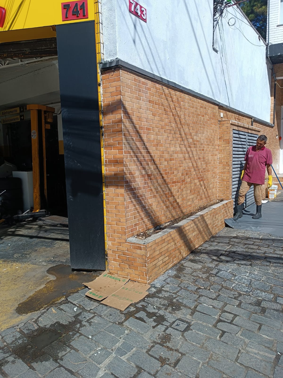 Muro residencial após limpeza