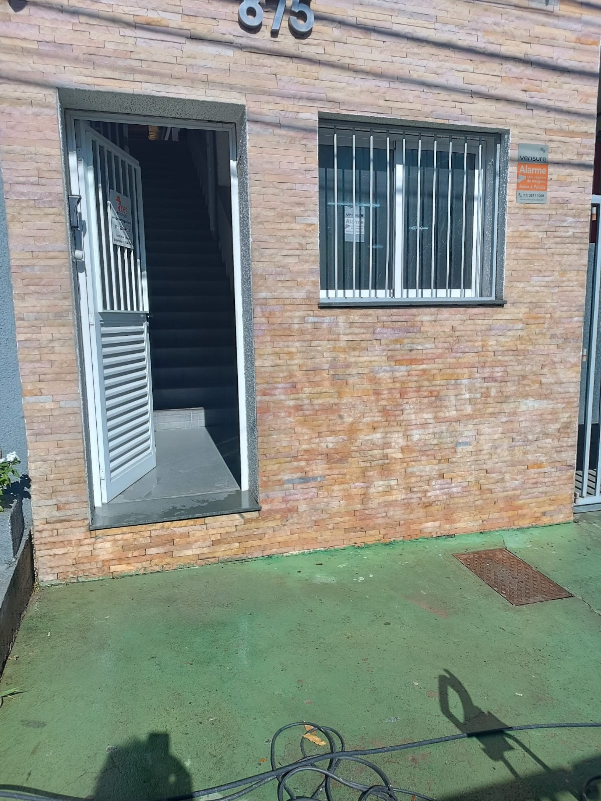 Muro residencial após limpeza