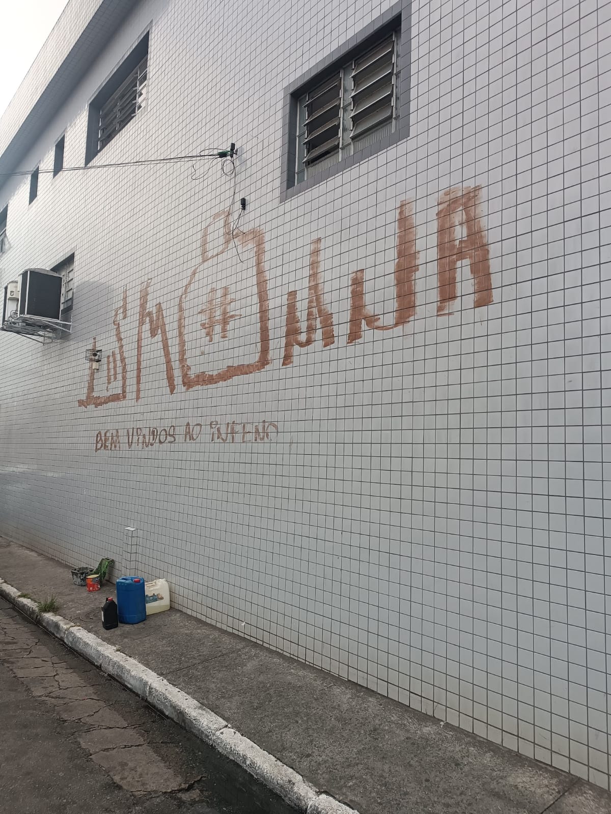 Muro residencial antes da limpeza