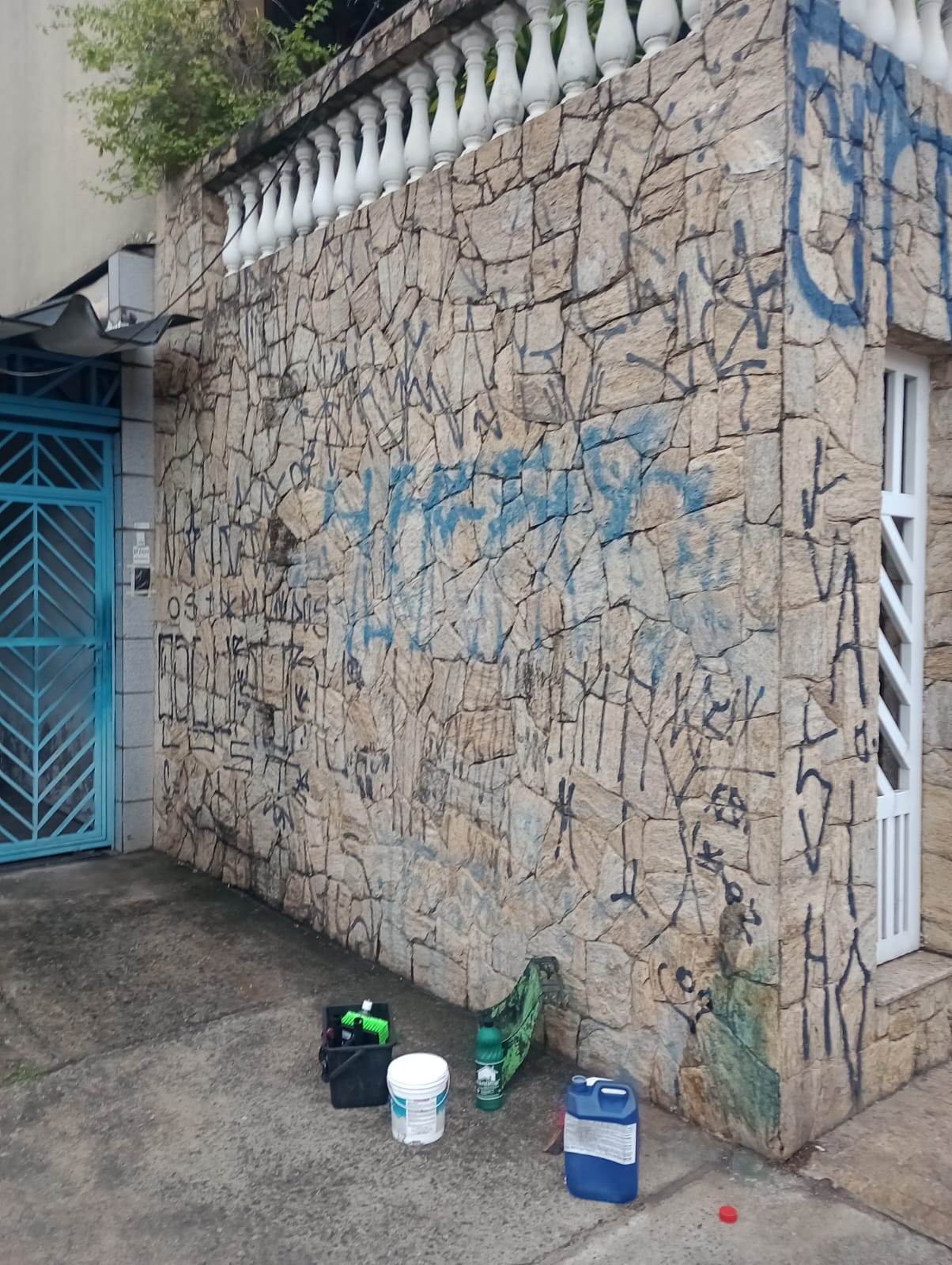 Muro residencial antes da limpeza