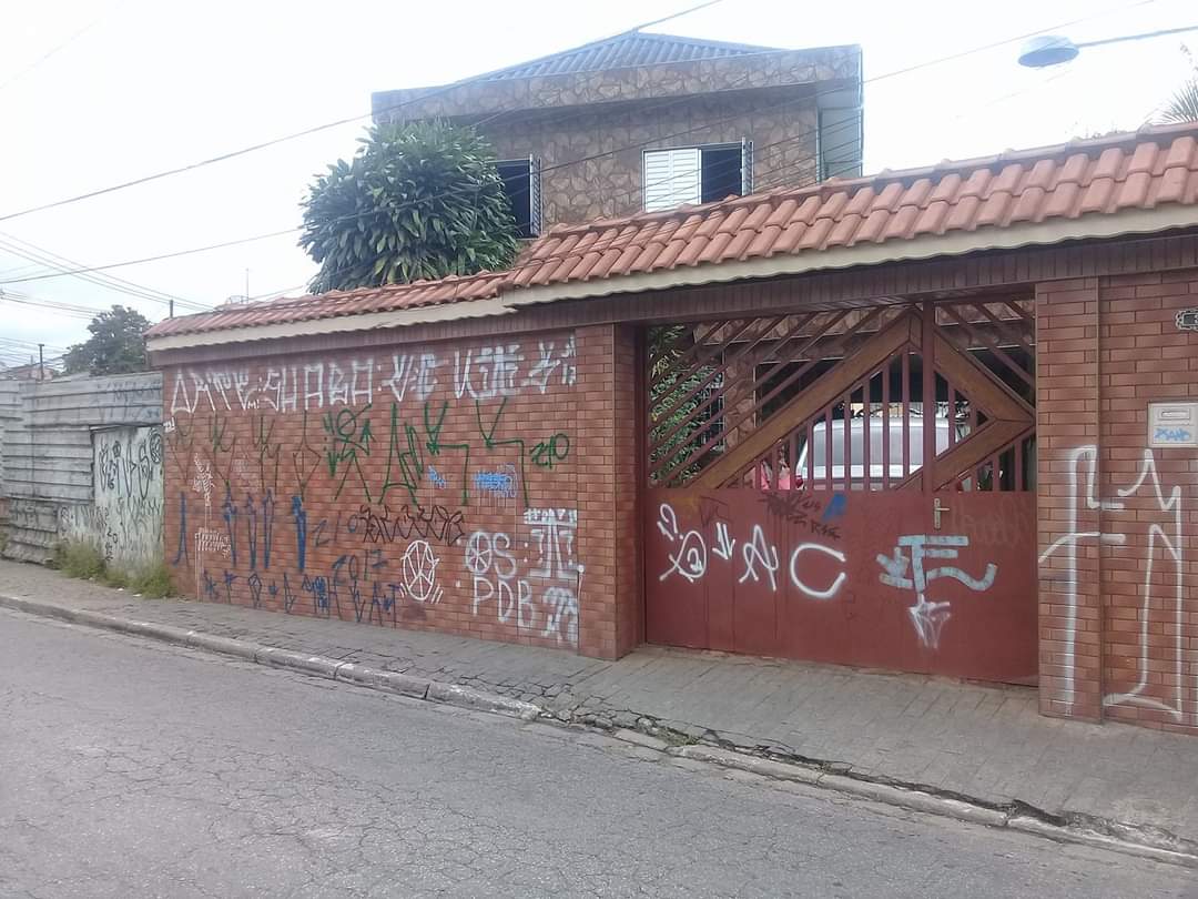 Muro residencial antes da limpeza
