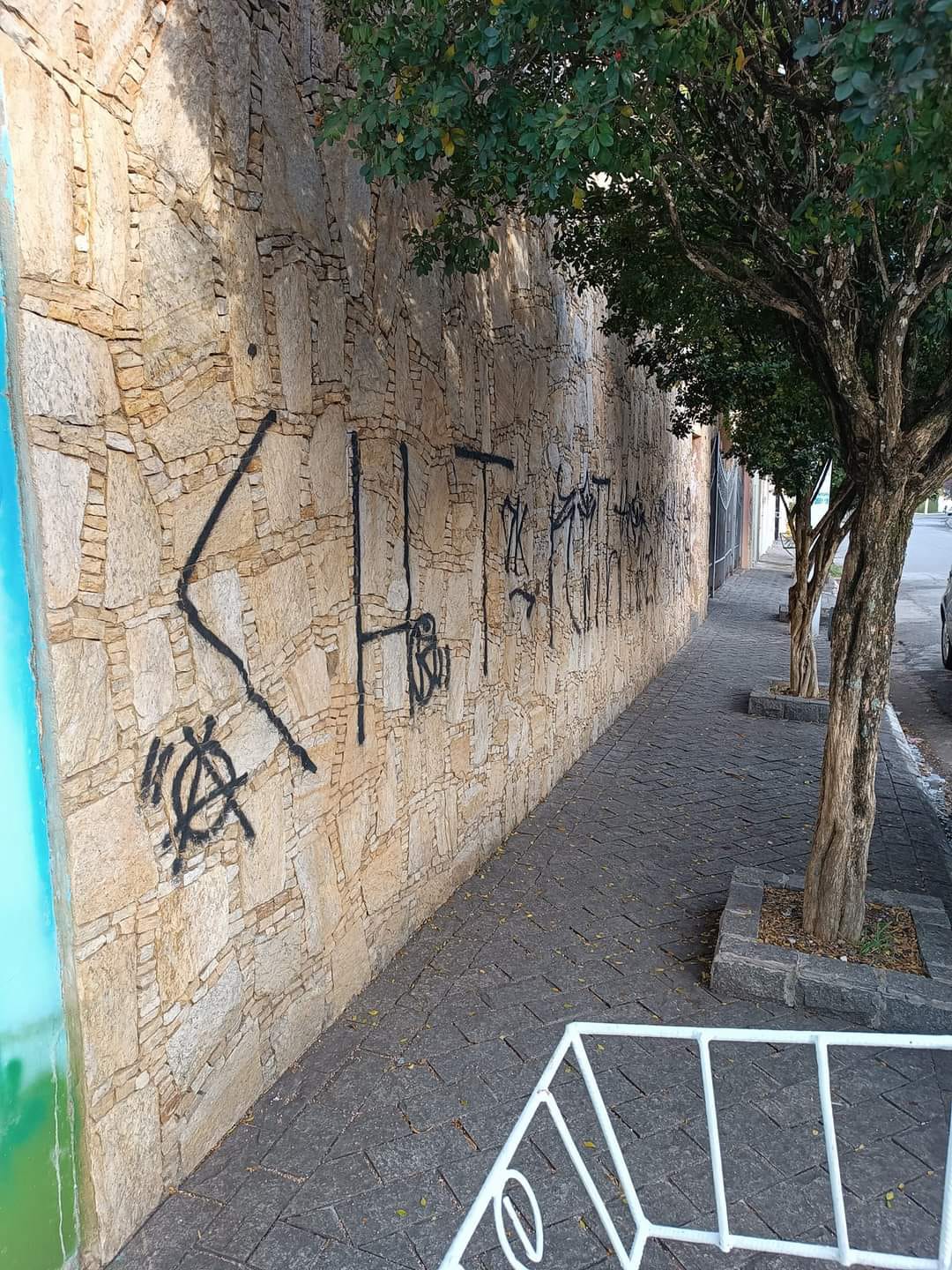 Muro residencial antes da limpeza