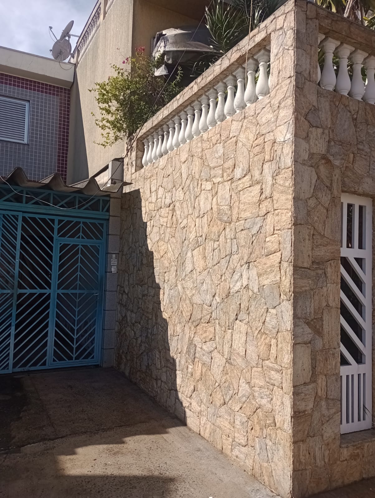 Muro residencial após limpeza