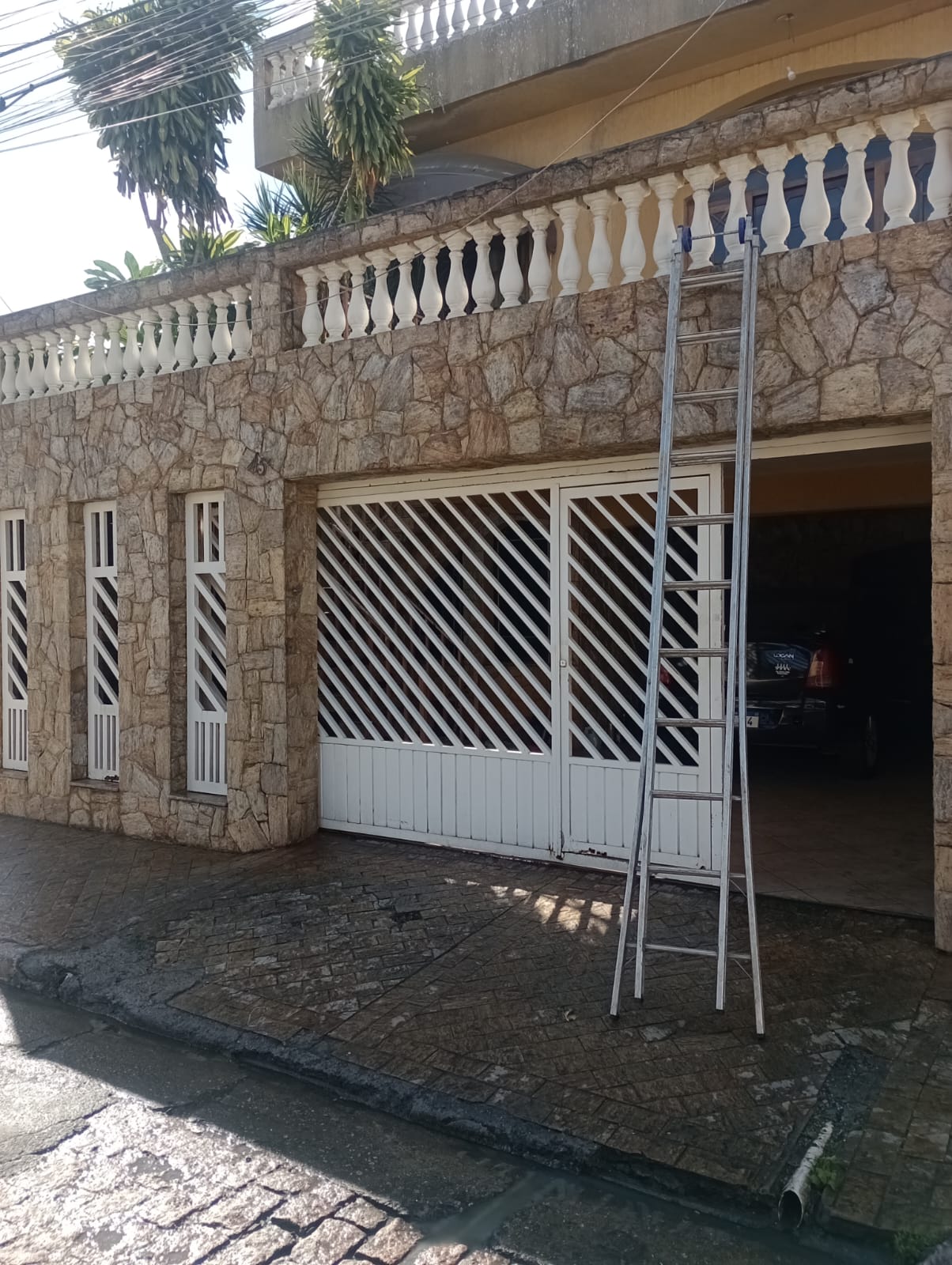 Muro residencial após limpeza