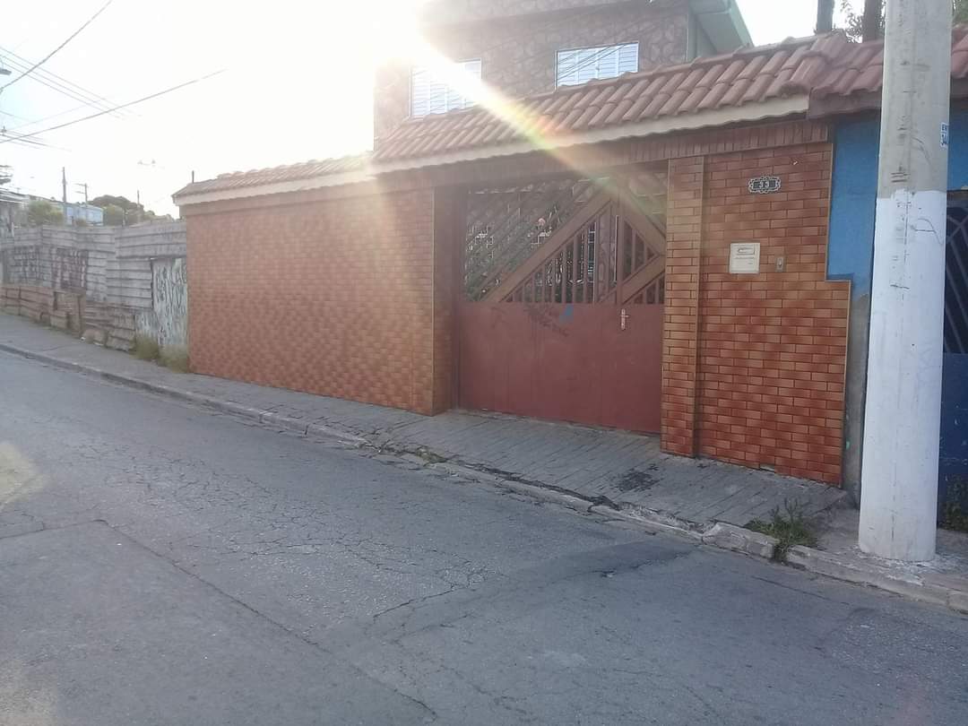 Muro residencial após limpeza
